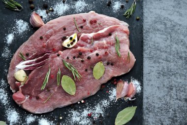 Baharatlı ve deniz tuzlu lezzetli çiğ biftek. Keto diyeti. Paleo diyeti. Pegan Diyeti.