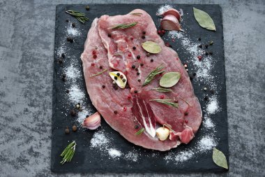 Baharatlı ve deniz tuzlu lezzetli çiğ biftek. Keto diyeti. Paleo diyeti. Pegan Diyeti.