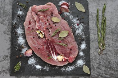 Baharatlı ve deniz tuzlu lezzetli çiğ biftek. Keto diyeti. Paleo diyeti. Pegan Diyeti.