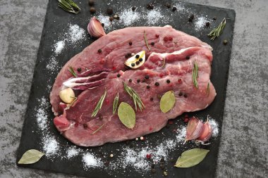 Baharatlı ve deniz tuzlu lezzetli çiğ biftek. Keto diyeti. Paleo diyeti. Pegan Diyeti.