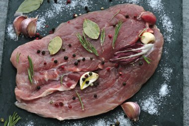 Baharatlı ve deniz tuzlu lezzetli çiğ biftek. Keto diyeti. Paleo diyeti. Pegan Diyeti.