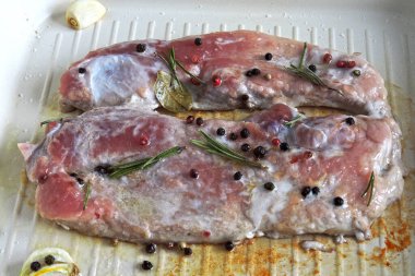 Izgarada ızgara domuz şnitzeli. Tavada biftek pişirmek..