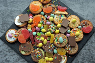 Sağlıksız tatlılar. Cildini, vücudunu ve sağlığını kötü etkileyen bir dizi tatlı. Aşırı miktarda şeker içeren ürünler var. Zararlı tatlı yiyecekler. Sağlıksız yeme konsepti. Şeker hastalığını durdur..