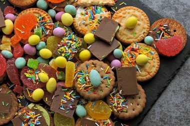 Sağlıksız tatlılar. Cildini, vücudunu ve sağlığını kötü etkileyen bir dizi tatlı. Aşırı miktarda şeker içeren ürünler var. Zararlı tatlı yiyecekler. Sağlıksız yeme konsepti. Şeker hastalığını durdur..