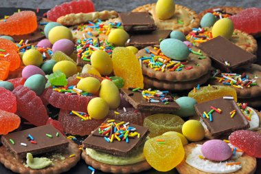 Sağlıksız tatlılar. Cildini, vücudunu ve sağlığını kötü etkileyen bir dizi tatlı. Aşırı miktarda şeker içeren ürünler var. Zararlı tatlı yiyecekler. Sağlıksız yeme konsepti. Şeker hastalığını durdur..