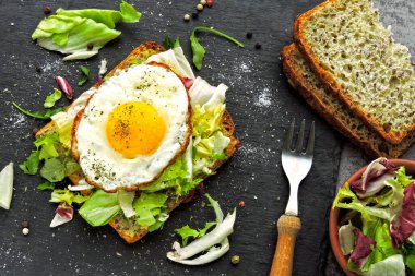 Yumurta ve salatalı kızarmış ekmek. Sağlıklı kahvaltı ya da atıştırmalık. Keto diyeti. Keto ya da kahvaltı..