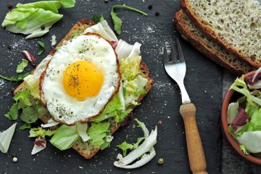 Yumurta ve salatalı kızarmış ekmek. Sağlıklı kahvaltı ya da atıştırmalık. Keto diyeti. Keto ya da kahvaltı..