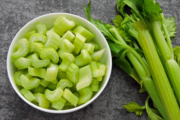 Potongan Tangkai Seledri Dalam Mangkuk Produk Untuk Diet Dan Nutrisi — Stok Foto