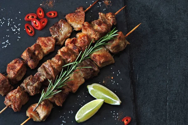 Biberiyeli, limonlu ve biberli lezzetli kebaplar. Keto diyeti. Paleo diyeti. Pegan diyeti.