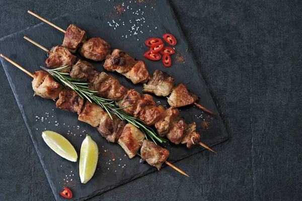 Biberiyeli, limonlu ve biberli lezzetli kebaplar. Keto diyeti. Paleo diyeti. Pegan diyeti.