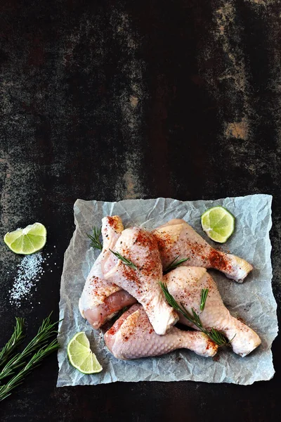 Marinated Raw Chicken Legs Dark Stone Board — Stock Photo, Image