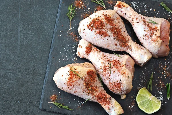 Marinated Raw Chicken Legs Dark Stone Board — Stock Photo, Image