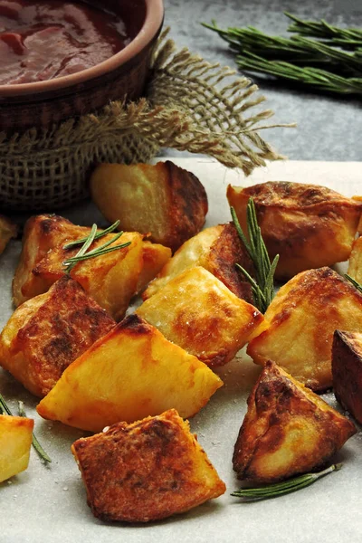 Bucăți Cartofi Coapte Rozmarin Sos — Fotografie, imagine de stoc