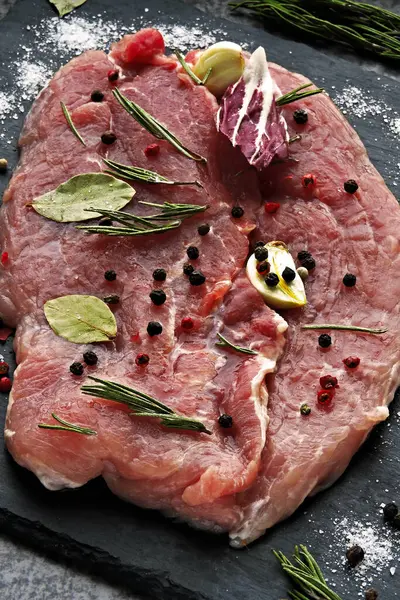 Heerlijke Rauwe Vleessteak Met Specerijen Zeezout Keto Dieet Paleo Dieet — Stockfoto