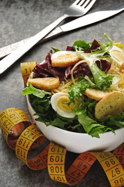 Gesunder Salat Und Maßband Das Konzept Des Abnehmens Auf Richtige — Stockfoto