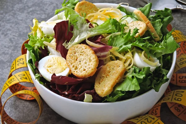 Ensalada Saludable Cinta Métrica Concepto Perder Peso Una Nutrición Adecuada —  Fotos de Stock