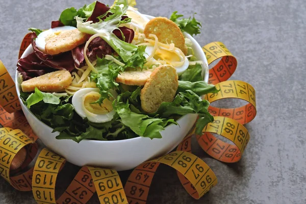 健康的なサラダと測定テープ 適切な栄養の重量を失うという概念 — ストック写真