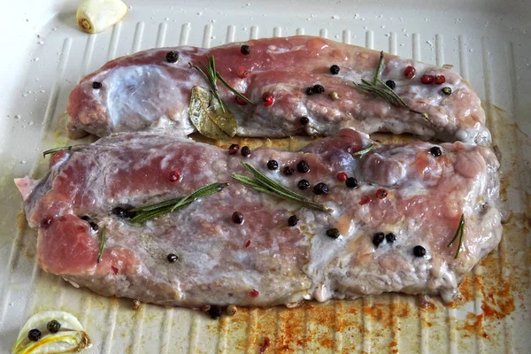 豚のシュニッツェルを鉄板で焼きます 鍋で肉ステーキを調理する — ストック写真