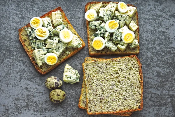 Keto diyeti. Mavi peynirli tost ve bıldırcın yumurtası. Keto kadeh kaldırır. Sağlıklı çerez.