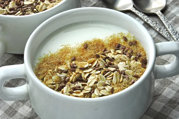 Две Миски Белым Йогуртом Отрубями Семенами Здоровый Завтрак Диетическая Еда — стоковое фото