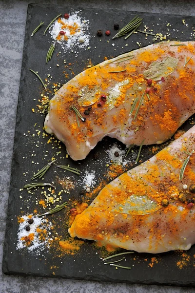 Nyers Csirkefalat Kurkumával Fűszerekkel Kőtáblán Pácolva Első Látásra Curry Főzés — Stock Fotó