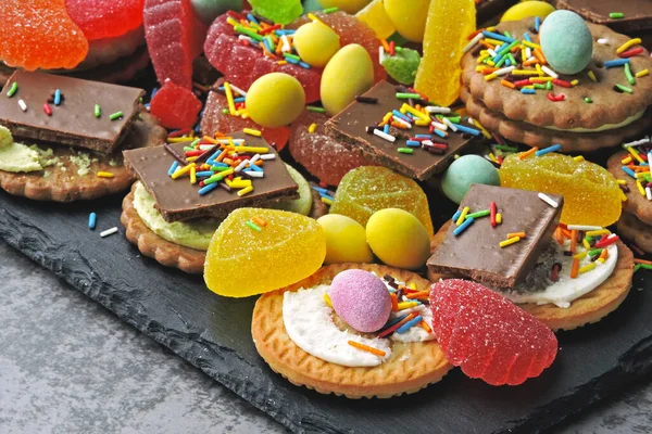 Sağlıksız tatlılar. Cildini, vücudunu ve sağlığını kötü etkileyen bir dizi tatlı. Aşırı miktarda şeker içeren ürünler var. Zararlı tatlı yiyecekler. Sağlıksız yeme konsepti. Şeker hastalığını durdur..