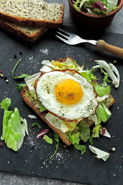 Toast Frit Avec Oeuf Salade Petit Déjeuner Sain Collation Régime — Photo