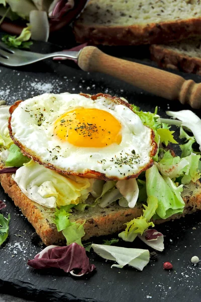 Torrada Frita Com Ovo Salada Café Manhã Saudável Lanche Dieta — Fotografia de Stock