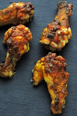 Kızarmış tavuk kanadı. Sağlıksız yağ besin konsepti. Fast food cilt ve vücut için kötüdür. Üst Manzara. Boşluğu kopyala.