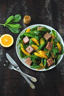 Ispanaklı, portakallı ve füme somonlu sağlıklı salata. Keto diyeti. Sağlıklı beslenme konsepti. Salata vücut ve cilt için iyidir..