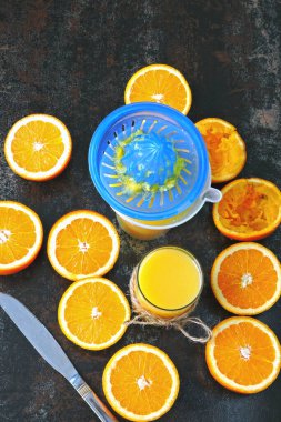 Taze sıkılmış portakal suyu. Ev yapımı portakal suyu. Sulu portakallar. Keto içiyor..