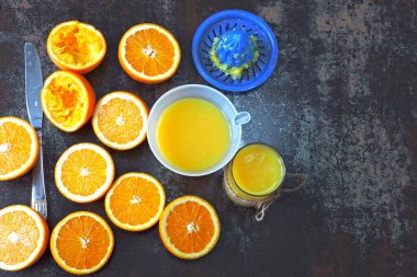 Taze sıkılmış portakal suyu. Ev yapımı portakal suyu. Sulu portakallar. Keto içiyor..