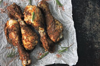 Kağıt üzerinde kızarmış tavuk bacağı. Izgara tavuk bacağı. Kağıt üzerinde tavuk budu iştah açıcı..