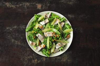 Ringa salatası ve limonlu fileto. Paleo diyeti, keto diyeti, pegan diyeti. Limonlu ve balıklı sağlıklı fitness salatası..