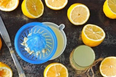 Limon ferahlığı ve limon. Citrus suyu çıkarıcı. Limon suyuyla kilo verme kavramı.