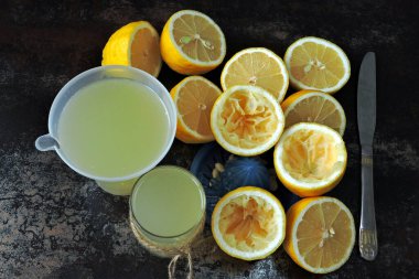 Limon ferahlığı ve limon. Citrus suyu çıkarıcı. Limon suyuyla kilo verme kavramı.