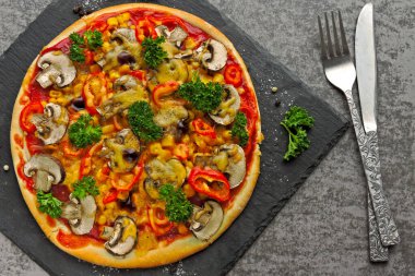 Mantarlı ve sebzeli sağlıklı vejetaryen pizza. Keto diyeti. Keto pizza..