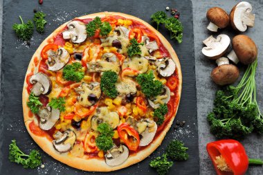 Mantarlı ve sebzeli sağlıklı vejetaryen pizza. Keto diyeti. Keto pizza..