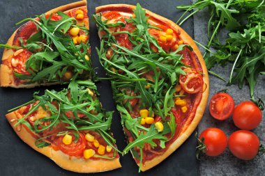 Taze roka, mısır ve domatesli vejetaryen pizza. Sağlıklı pizza..