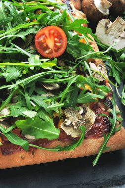 Mantarlı vejetaryen pizza ve taze roka. Meydan pizzası, sebze, mantar ve roka..