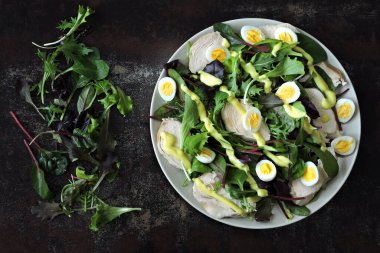 Tavuklu taze salata, salata ve bıldırcın yumurtası. Keto diyeti. Keto 'nun öğle yemeği tarifi fikri. Paleo.
