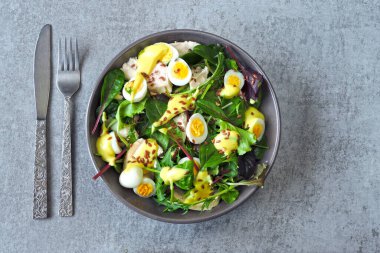 Tavuklu taze salata, salata ve bıldırcın yumurtası. Keto diyeti. Keto 'nun öğle yemeği tarifi fikri. Paleo.