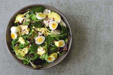 Tavuklu taze salata, salata ve bıldırcın yumurtası. Keto diyeti. Keto 'nun öğle yemeği tarifi fikri. Paleo.