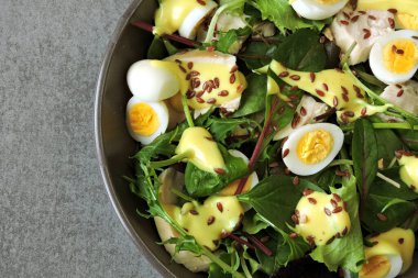 Tavuklu taze salata, salata ve bıldırcın yumurtası. Keto diyeti. Keto 'nun öğle yemeği tarifi fikri. Paleo.