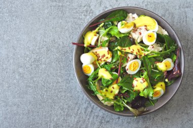 Tavuklu taze salata, salata ve bıldırcın yumurtası. Keto diyeti. Keto 'nun öğle yemeği tarifi fikri. Paleo.