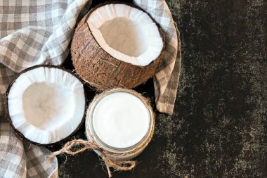 Hindistan cevizli yoğurt ve hindistan cevizi. Vejetaryen yoğurdu. Keto diyeti.