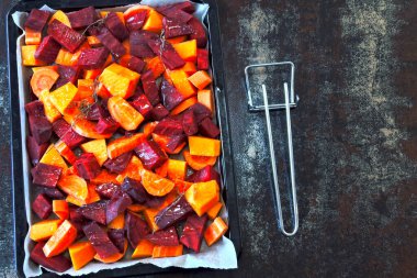 Pişirmeden önce çiğ pancar, havuç ve balkabağı parçaları. Kış sebzeleri. Vegan kavramı.