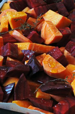 Pişirmeden önce çiğ pancar, havuç ve balkabağı parçaları. Kış sebzeleri. Vegan kavramı.