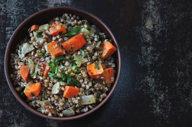 Karabuğday lapası, içinde sebzeler ve otlar var. Düz yatıyordu. Sağlıklı vejetaryen gıda konsepti. Karabuğday diyeti.