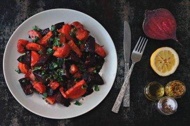 Fırında pancar, kabak ve havuç salatası. Kış sebzelerinin sıcak salatası. Fırında sebzeli sağlıklı vejetaryen salatası. Kabaklı ve havuçlu pancar salatası..